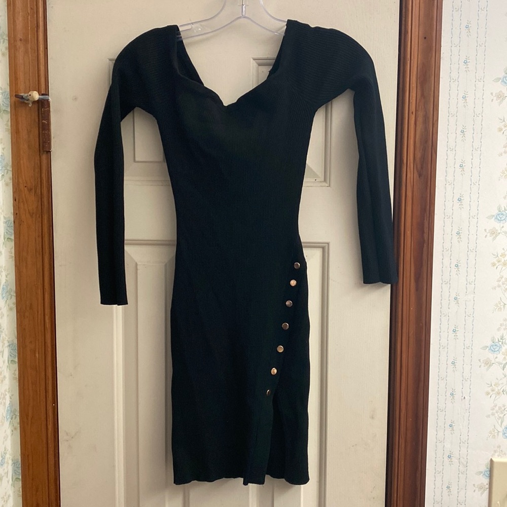 Hera Collection long sleeve black size medium fitting skirt.